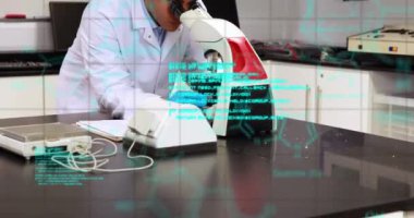 Laboratuvarda mikroskobu olan melez erkek bilim adamı üzerinde bilimsel veri işleme animasyonu. Küresel bilim, araştırma, hesaplama ve veri işleme kavramı dijital olarak oluşturulmuş video.