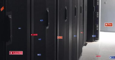 Sosyal medya simgelerinin bilgisayar sunucu odasına karşı animasyonu. Sosyal medya ağı ve iş veri depolama teknolojisi kavramı