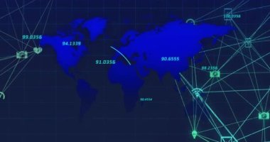 Dünya haritası üzerinde simgeler ve veri işleme bağlantılarının animasyonu. Küresel bağlantılar, dijital arayüz, iş, finans, hesaplama ve veri işleme kavramı dijital olarak oluşturulmuş video.