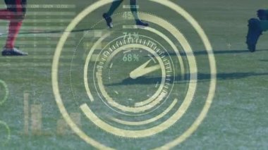 Çeşitli futbol oyuncuları üzerinde saat ve veri işleme animasyonu. Küresel spor, rekabet, iş, finans, bilgisayar ve veri işleme kavramı dijital olarak oluşturulmuş video.