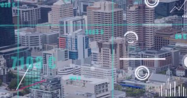 Şehir manzarası üzerinde simge ve veri işleme animasyonları. Küresel iş, dijital arayüz, finans, hesaplama ve veri işleme kavramı dijital olarak oluşturulmuş video.