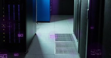 Bilgisayar sunucu odasında yüzen 5G yazılı afişlerin animasyonu. Küresel ağ ve iş veri depolama teknolojisi kavramı
