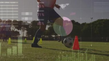 Beyzbol topu olan beyaz kadın futbolcu üzerinden finansal veri işleme animasyonu. Küresel spor, iş, finans, bilgisayar ve veri işleme kavramı dijital olarak oluşturulmuş video.