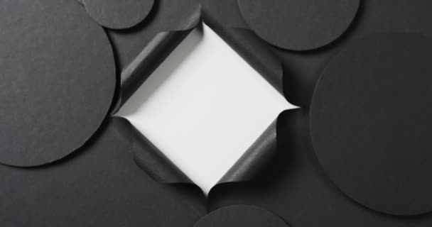 Vertikales Video Von Kreisen Aus Schwarzem Papier Und Quadrat Ausgeschnitten — Stockvideo