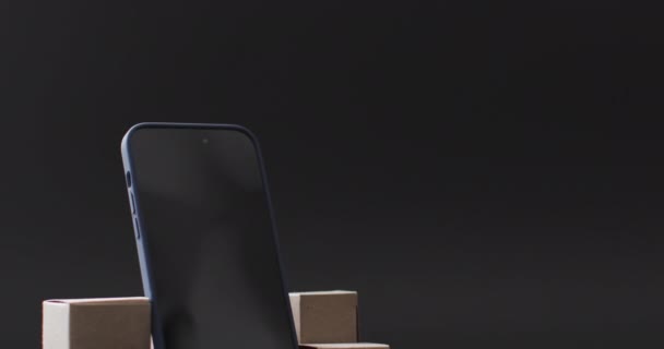 Відео Смартфона Порожнім Екраном Коробками Копіювальним Простором Чорному Тлі Кіберпокупки — стокове відео