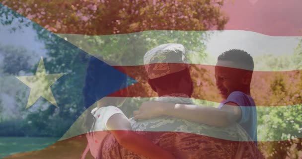 Animación Bandera Puerto Rico Sobre Soldado Afroamericano Con Hijo Hija — Vídeo de stock