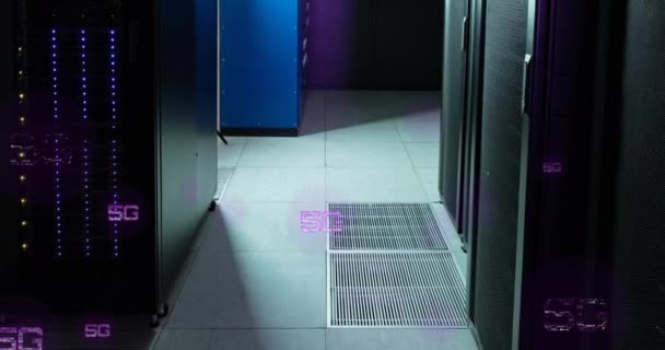コンピュータサーバー室に浮かぶ5Gテキストバナーのアニメーション グローバルネットワーキングとビジネスデータストレージ技術のコンセプト — ストック動画