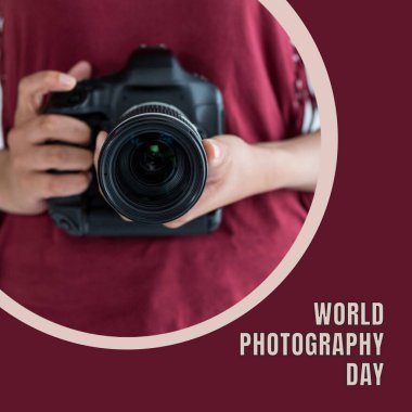 Dünya fotoğrafçılık günü mesajı kahverengi üzerine, elinde kamera olan melez bir kadının göbeğinde. Fotoğraf kampanyasının küresel kutlaması, dijital olarak oluşturulan görüntü.