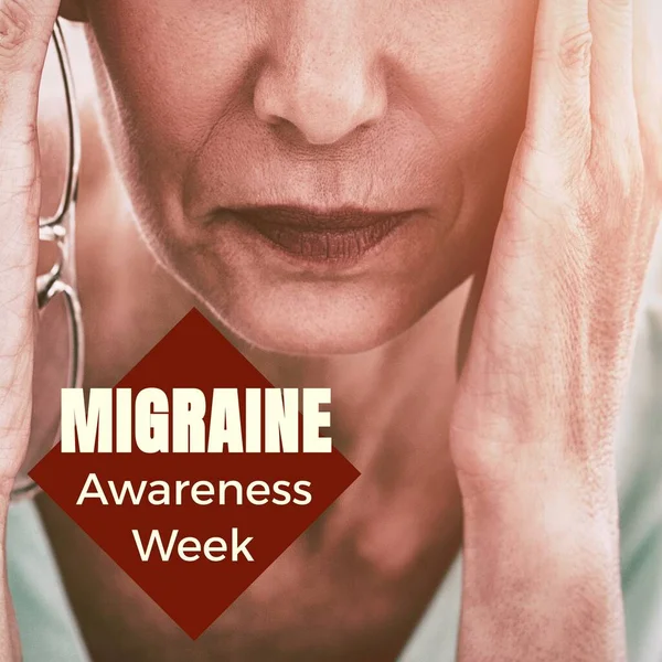 Migren Farkındalığı Haftası Mesajı Beyazlar Içinde Kafkasyalı Yaşlı Bir Kadın — Stok fotoğraf