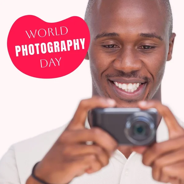카메라를 아프리카계 미국인 남자에 빨간색에 사진의 캠페인의 글로벌 디지털 방식으로 — 스톡 사진