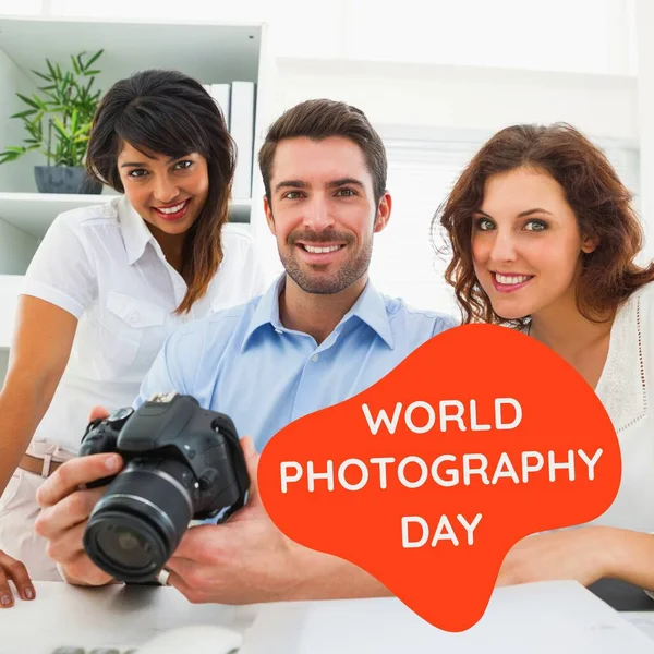 世界の写真デーのテキストは カメラで幸せな多様な男性と女性の同僚の上に赤です 写真キャンペーンのグローバルのお祝い デジタル生成された画像 — ストック写真