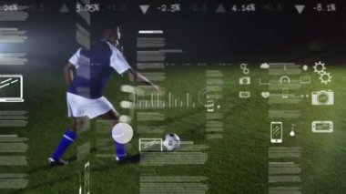 Afro-Amerikan futbolcu futbol topunu tekmelerken grafiklerin ve programlama dilinin animasyonu. Dijital bileşik, spor, rekabet, gece, kodlama, zemin, iş, rapor, veri işleme.