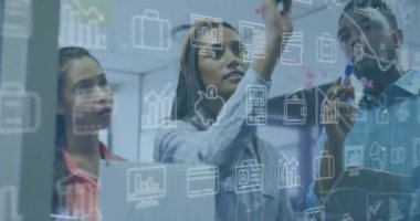 Değişik iş arkadaşlarının şeffaf duvarda strateji tartışmaları üzerine uygulama simgelerinin canlandırılması. Dijital bileşik, çoklu pozlama, rapor, iş, finans, tartışma, takım çalışması ve teknoloji.