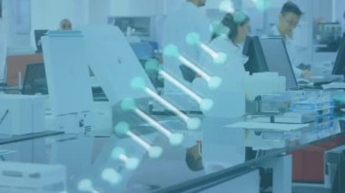 Veri işlemenin animasyonu ve DNA dizilimi melez kadın bilim adamının üzerinde. Küresel tıp, bilim, araştırma, hesaplama ve veri işleme kavramı dijital olarak oluşturulmuş video.