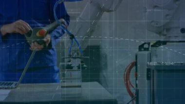 Çizgilerin animasyonu, birbirine bağlı noktaların küpler oluşturması, ekipman kullanan beyaz iş arkadaşlarının orta kesimi. Dijital bileşik, çoklu pozlama, iletişim, tıbbi ve teknoloji kavramı.