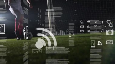 Bilgisayar simgelerinin animasyonu ve programlama dili, beyaz erkek oyuncunun futbol çalışması üzerine. Dijital bileşik, spor, rekabet, top, bacak, kodlama, zemin, iş, rapor, veri işleme.