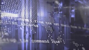 Arkaplanda sunucu odasına karşı bilgisayar dili, harita ve lens parlamalarının animasyonu. 