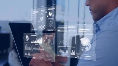 Grafiklerin, haritanın, dünyanın animasyonu, dijital tablette sörf yapan Asyalı adamın üzerindeki çizgilerin ve dairelerin yüklemesi. Dijital bileşim, çoklu pozlama, rapor, iş dünyası, küreselleşme, ilerleme ve teknoloji.