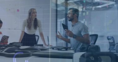 Çeşitli iş arkadaşlarının ofiste raporları tartışması üzerine grafiklerin ve alım satım tahtalarının animasyonu. Dijital bileşik, çoklu pozlama, iş, planlama, borsa, takım çalışması ve teknoloji kavramı.