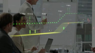 Sunum yapan iki ırklı kıdemli iş adamına karşı finansal veri işleme animasyonu. Küresel finans ve iş teknolojisi kavramı