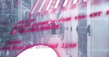 Sunucu odasında bilgisayar dili, grafikler, dünya ve devre kartı kalıplarının animasyonu. Dijital bileşim, küreselleşme, rapor, iş, kodlama, ağ, teknoloji, veri merkezi, güvenlik.