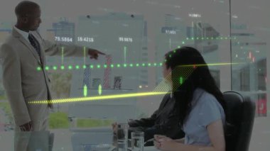 Afro-Amerikan iş adamına karşı finansal veri işleme animasyonu sunumu yapıyor. Küresel finans ve iş teknolojisi kavramı