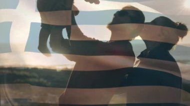 Beyaz tenli çiftin kumsalda bebeklerini tutarken Yunan bayrağı sallamalarının canlandırması. Vatanseverlik, aile ve babalık kavramı