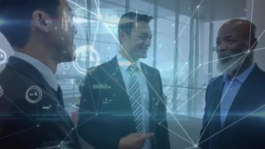 Ofiste birlikte tartışan üç farklı iş adamının bağlantı ağının animasyonu. Küresel ağ ve iş teknolojisi kavramı