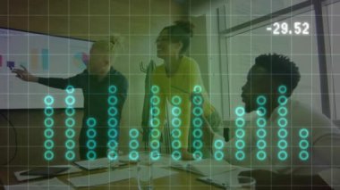 Muhtelif meslektaşların ofiste tartıştıkları istatistiksel veri işleme animasyonu. Bilgisayar arayüzü ve iş veri teknolojisi kavramı