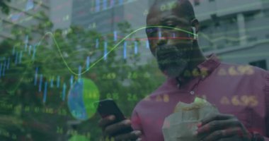 Afro-Amerikan bir adamın sokakta akıllı telefon kullanarak abur cubur yemesi üzerine veri işleme animasyonu. Küresel ekonomi ve iş teknolojisi kavramı