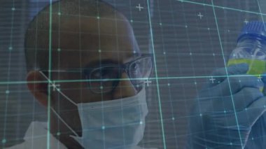 Konteynırdaki sıvıyı inceleyen melez erkek bilim adamının üzerindeki ızgara deseninin animasyonu. Dijital bileşik, çoklu maruz kalma, üç boyutlu, tıbbi, soyut ve sağlık hizmeti kavramı.