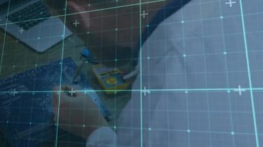 Beyaz erkek mühendisin anakart onarımının yüksek açılı görüntüsü üzerinden ızgara deseninin animasyonu. Dijital bileşik, çoklu pozlama, üç boyutlu, meslek ve teknoloji kavramı.
