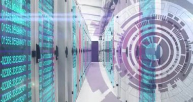 Ark reaktörünün animasyonu ve sunucu odasındaki veri rafları üzerinden numaraların değiştirilmesi. Dijital bileşik, çoklu pozlama, güç arzı, iş, büyüme, teknoloji, güvenlik, ağ sunucu kavramı.