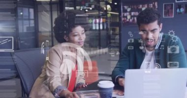 Ofiste dizüstü bilgisayarla tartışan kadın ve erkeğin istatistiksel veri işleme animasyonu. Bilgisayar arayüzü ve iş veri teknolojisi kavramı