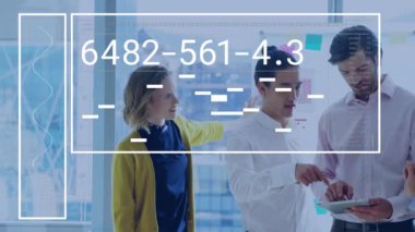 Tablet üzerinde raporları tartışan farklı iş arkadaşlarının numaralarını ve çizgilerini değiştirme animasyonu. Dijital bileşik, çoklu pozlama, iş, şekil, takım çalışması, ofis ve teknoloji konsepti.