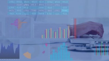 Kafkas erkek doktorların dizüstü bilgisayar kullanarak veri işleme animasyonu. Küresel tıp, sağlık hizmetleri, bilgisayar ve veri işleme kavramı dijital olarak oluşturulmuş video.