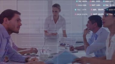 Ofiste tartışan çeşitli iş adamları üzerinde borsa veri işleme animasyonu. Küresel ekonomi ve iş veri teknolojisi kavramı