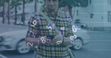 Sokaklarda akıllı telefon kullanan mutlu beyaz adamın istatistiksel veri işleme animasyonu. Bilgisayar arayüzü ve iş veri teknolojisi kavramı