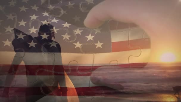 Animatie Van Zwaaiende Amerikaanse Vlag Tegen Mens Met Surfplank Honden — Stockvideo