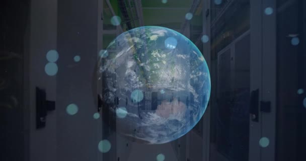 データサーバーラックの上に落ちる地球と円のアニメーション デジタル複合 複数の露出 グローバル化 グローバル接続 ネットワーキング データセンター セキュリティ テクノロジーコンセプト — ストック動画