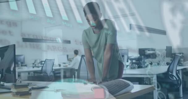 アフリカ系アメリカ人ビジネスマンによる複数のグラフと世界のアニメーション デジタル複合 グローバルビジネス レポート ショートヘア オフィス — ストック動画