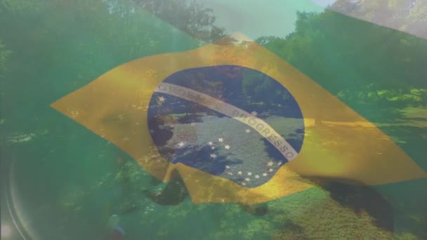 Animacja Machającej Brazylijskiej Flagi Nad Widokiem Lotu Ptaka Pary Kaukaskiej — Wideo stockowe