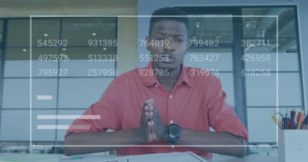 ビデオ通話で話しているアフリカ系アメリカ人男性の上にバーを積み重ねる数字を変えるアニメーション デジタル複合 ビジネス スクリーン — ストック動画