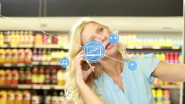 식료품 가게에서 전화로 말하는 코카서스 여성에 연결된 아이콘의 애니메이션 디지털 — 비디오