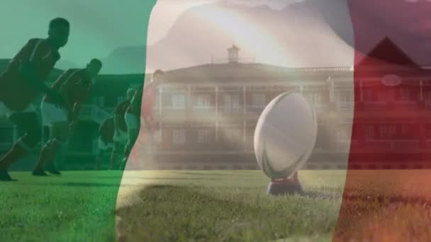 Animación Bandera Italiana Ondeando Sobre Diversos Jugadores Masculinos Jugando Rugby — Vídeos de Stock