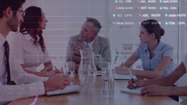 Animation Der Börsendatenverarbeitung Über Verschiedene Geschäftsleute Die Gemeinsam Büro Diskutieren — Stockvideo