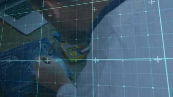 マザーボードを修理する白人男性エンジニアの高角度ビュー上のグリッドパターンのアニメーション デジタル複合 複数の露出 3次元 技術コンセプト — ストック動画