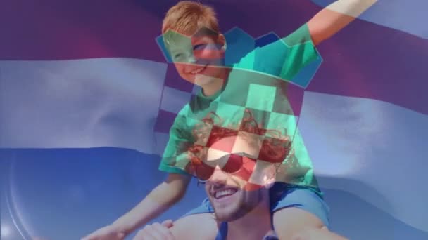 在海滩上 在背着儿子的高加索人身上挥动克罗地亚国旗的动画 爱国主义 家庭和父亲概念 — 图库视频影像