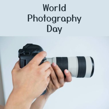 Dünya fotoğrafçılık günü, elinde kamera tutan beyaz adamın elleri üzerinde siyah bir yazı. Fotoğraf kampanyasının küresel kutlaması, dijital olarak oluşturulan görüntü.