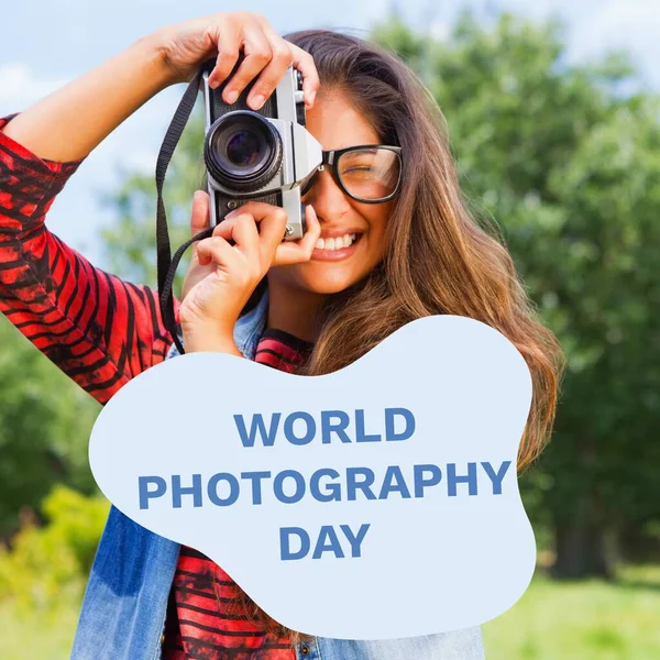 Světový Fotografický Den Text Modré Přes Šťastný Biracial Žena Pomocí — Stock fotografie